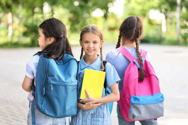 Groupe de mignons petits élèves à l'extérieur — Photo