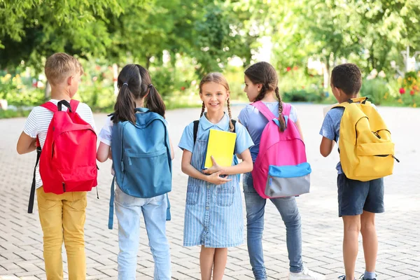 Gruppo di piccoli allievi carini all'aperto — Foto Stock