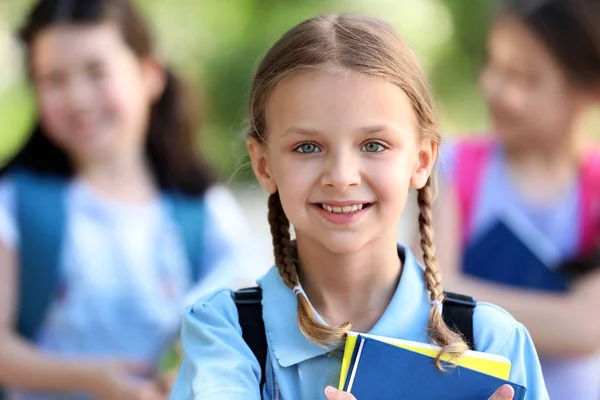Портрет милой маленькой школьницы на открытом воздухе — стоковое фото