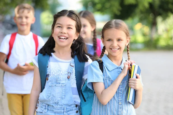 Csoport aranyos kis tanulók a szabadban — Stock Fotó