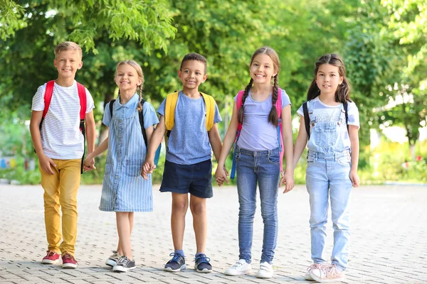 Sevimli küçük öğrencilerin grubu açık havada