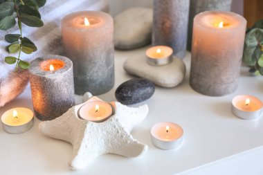 Güzel oda tablo mumlar yanan