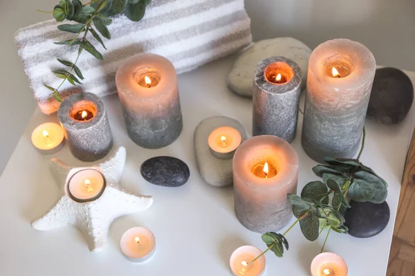 방에 테이블에 유칼립투스와 아름다운 굽기 촛불 — 스톡 사진