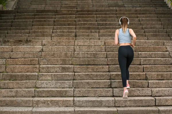 Sportos fiatal nő fut a szabadban — Stock Fotó