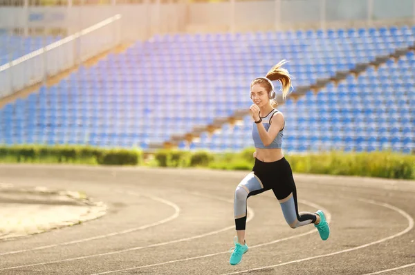 Giovane donna sportiva che corre allo stadio — Foto Stock
