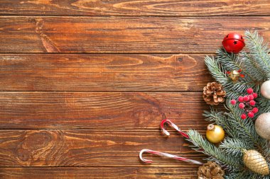 Ahşap arka plan üzerinde Noel ağacı şube ve dekor