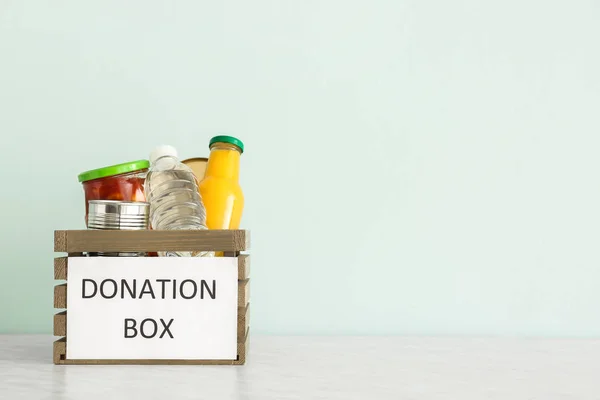 Boxas med donation mat på bordlägga mot ljust bakgrund — Stockfoto