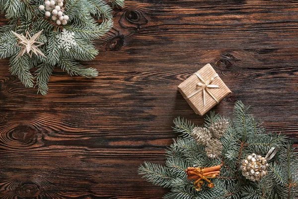 クリスマスツリーの枝、木製の背景にギフトや装飾 — ストック写真