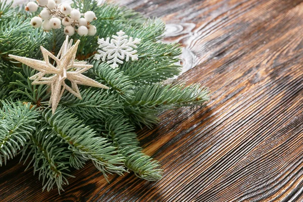 Branche d'arbre de Noël et décor sur fond en bois, gros plan — Photo