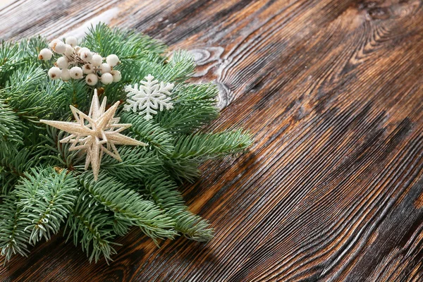 Ahşap arka plan üzerinde Noel ağacı dalı ve dekor, closeup — Stok fotoğraf