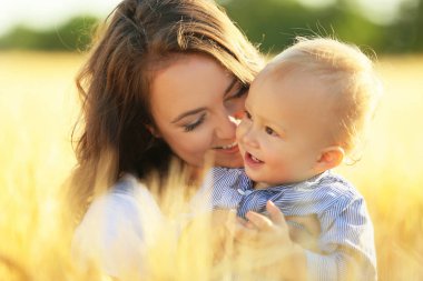 Yaz gününde buğday alanında küçük oğluyla güzel kadın