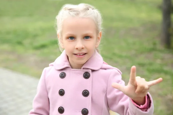 Kis süket néma lány segítségével jelnyelvet a szabadban — Stock Fotó