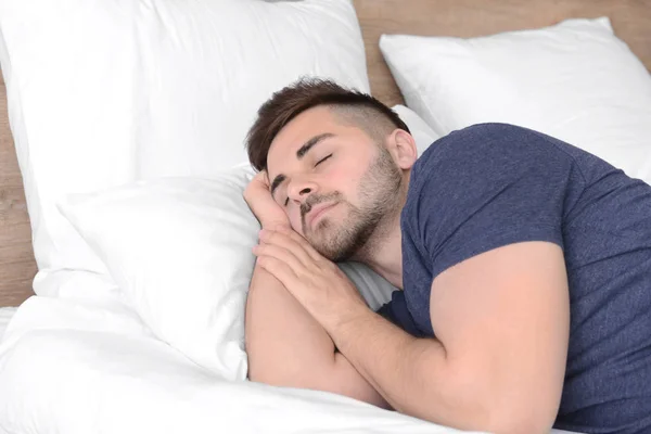 Bonito homem dormindo na cama em casa — Fotografia de Stock