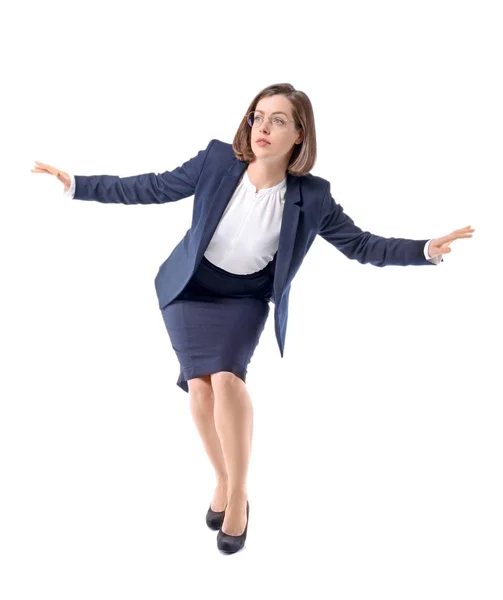Junge Geschäftsfrau auf weißem Hintergrund balancierend — Stockfoto