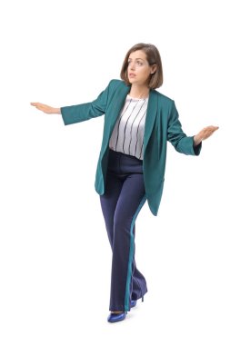 Beyaz arka planda genç iş kadını dengeleme