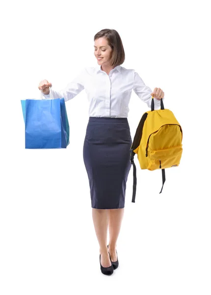 Junge Geschäftsfrau mit Einkaufstaschen und Kinderrucksack auf weißem Hintergrund. Konzept des Gleichgewichts — Stockfoto