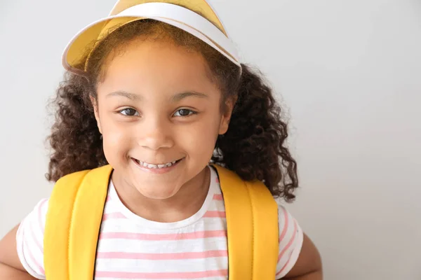 Portrait de élégante petite fille afro-américaine sur fond clair — Photo