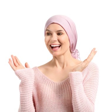 Beyaz arka planda kemoterapi sonrası mutlu kadın