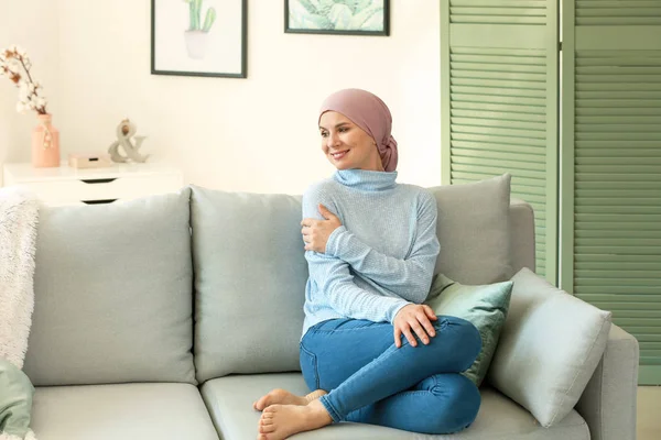 Mulher após quimioterapia descansando em casa — Fotografia de Stock