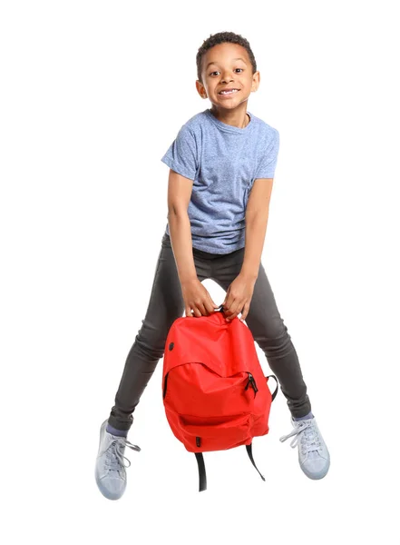 Jumping Afro-Amerikaanse school jongen op witte achtergrond — Stockfoto