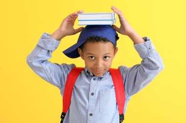 Renkli arka planda Sevimli Afrikalı-Amerikalı öğrenci