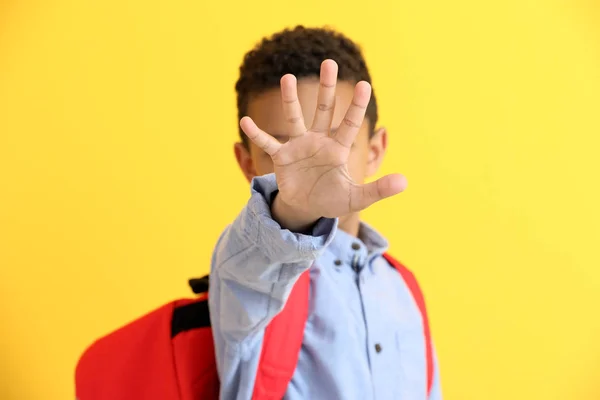 Mignon écolier afro-américain montrant STOP geste sur fond de couleur — Photo