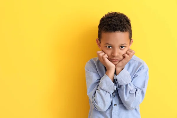 Śliczne African-American Boy na kolorowym tle — Zdjęcie stockowe