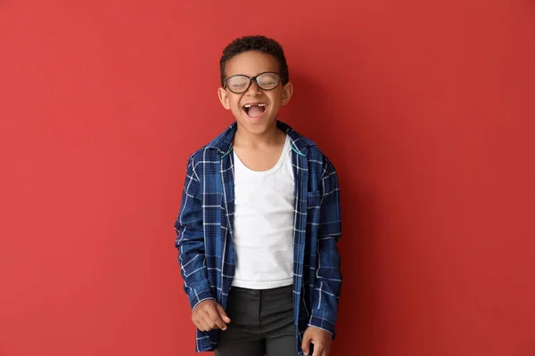 Smích afroamerického chlapce na pozadí barev — Stock fotografie