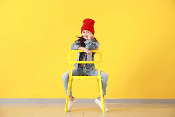 Stilvolles Mädchen in Jeans Kleidung in der Nähe der Farbwand — Stockfoto