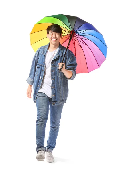 Beyaz arka plan üzerinde renkli şemsiye ile Yakışıklı Asyalı adam — Stok fotoğraf