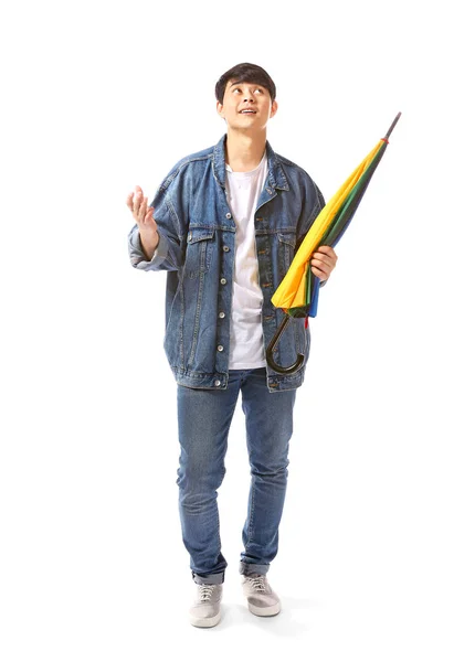 Pohledný asijský muž s barevným deštníkem na bílém pozadí — Stock fotografie