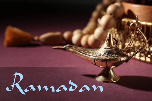 Lampada musulmana sul tavolo. Celebrazione del Ramadan — Foto Stock