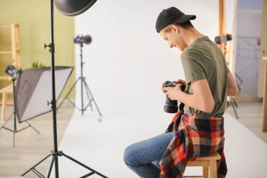 Profesyonel stüdyoda genç fotoğrafçı
