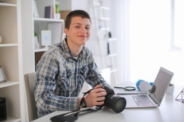 Evde fotoğraf kamera ile genç çocuk