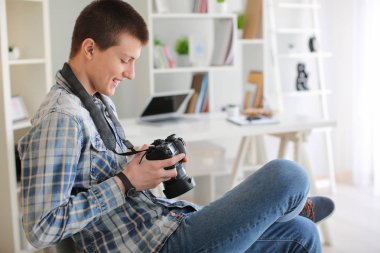 Evde fotoğraf kamera ile genç çocuk