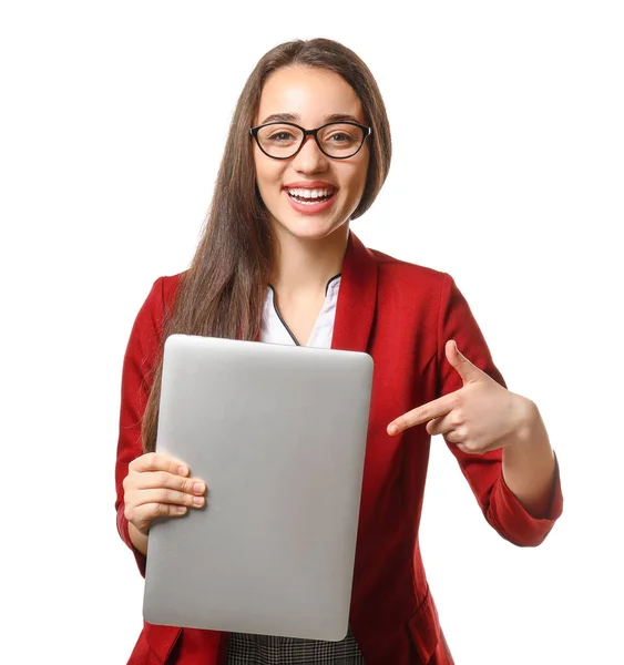 Jonge vrouwelijke programmeur met laptop op witte achtergrond — Stockfoto