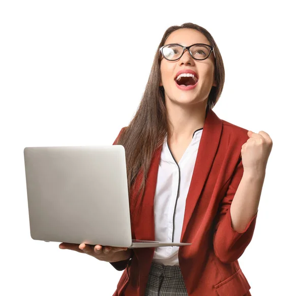 Programador fêmea feliz com laptop no fundo branco — Fotografia de Stock