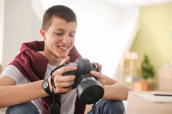 Mladý chlapec s fotografickou kamerou doma — Stock fotografie