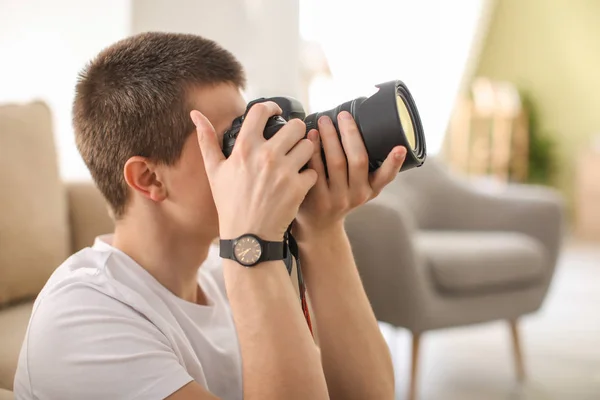 Tiener jongen met fotocamera thuis — Stockfoto