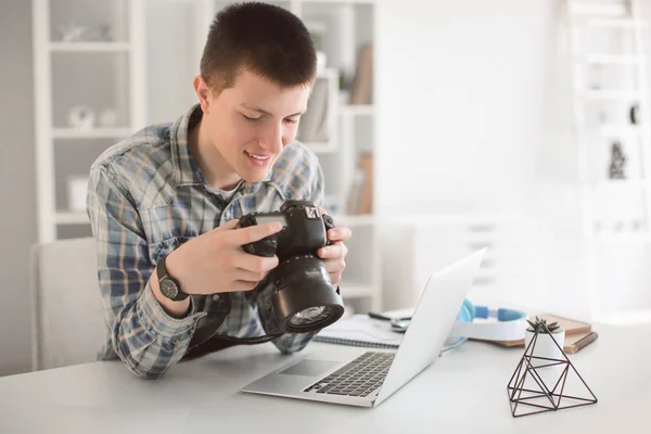 Adolescente chico con cámara de fotos en casa — Foto de Stock
