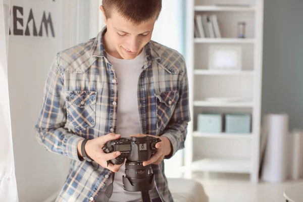 Tiener jongen met fotocamera thuis — Stockfoto