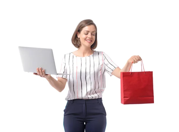 Jonge zakenvrouw met laptop en boodschappentas op witte achtergrond. Concept van evenwicht tussen werk en vrije tijd — Stockfoto