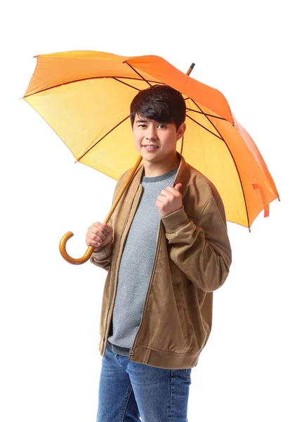 Schöner asiatischer Mann mit Regenschirm auf weißem Hintergrund — Stockfoto