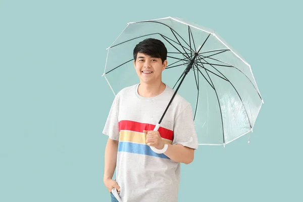 잘 생긴 아시아 남자 와 우산 에 색상 배경 — 스톡 사진