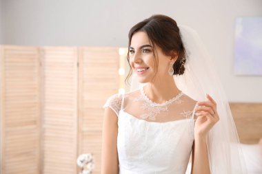 Güzel genç gelin evde