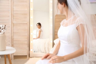 Güzel genç gelin evde aynaya bakıyor