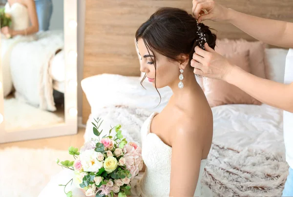 Professioneller Friseur arbeitet mit junger Braut zu Hause — Stockfoto