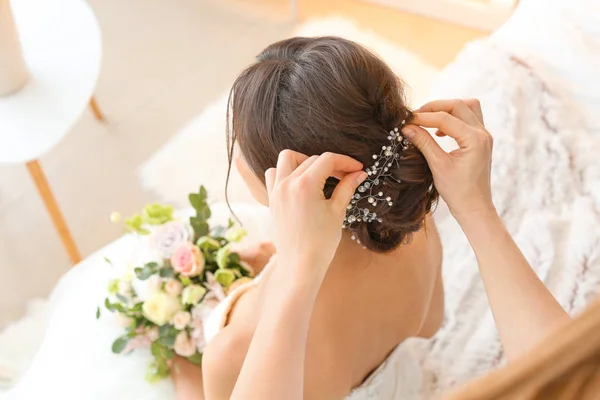 Професійний перукар, що працює з молодою нареченою вдома — стокове фото