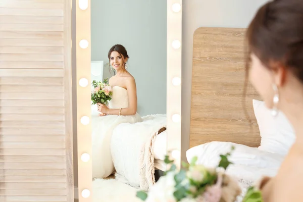 Bela jovem noiva olhando no espelho em casa — Fotografia de Stock