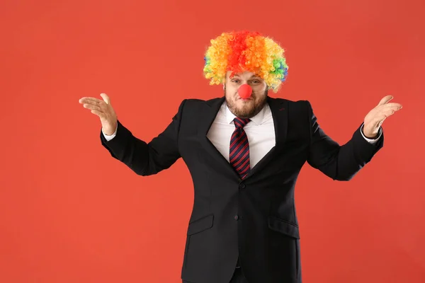 Homme d'affaires drôle déguisé en clown sur fond de couleur — Photo